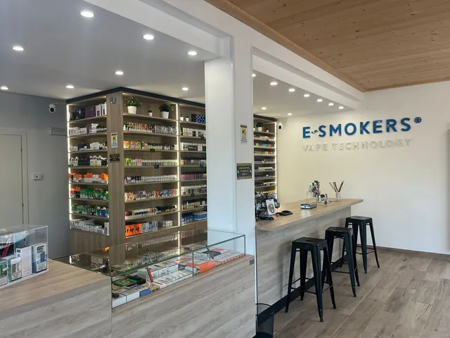 Interno del negozio E-smokers Abano Terme con insegna a parete e bancone principale - negozio sigarette elettroniche Abano Terme