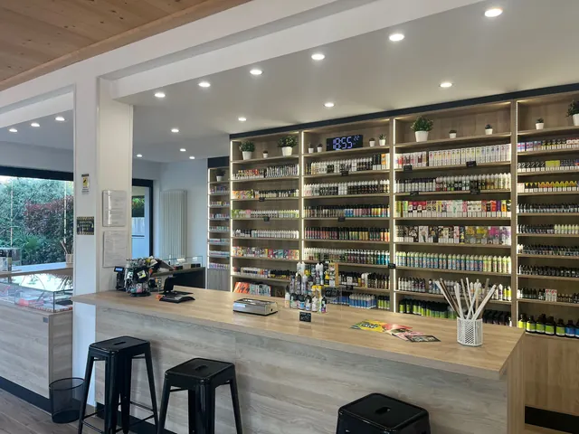 Panoramica interna del negozio E-smokers Abano Terme con bancone e parete prodotti - negozio sigarette elettroniche Abano Terme