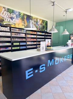 Banco del negozio E-smokers Bevilacqua con insegna luminosa frontale - negozio sigarette elettroniche Bevilacqua