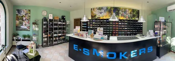 Banco del negozio E-smokers Bevilacqua con insegna luminosa frontale - negozio sigarette elettroniche Bevilacqua