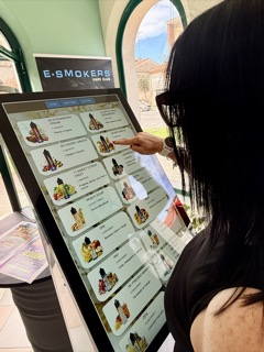 Totem interattivo per scegliere aromi e liquidi nel negozio E-smokers Bevilacqua