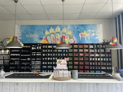 Interno del negozio E-smokers Cerea con bancone e scaffali prodotti - negozio sigarette elettroniche Cerea