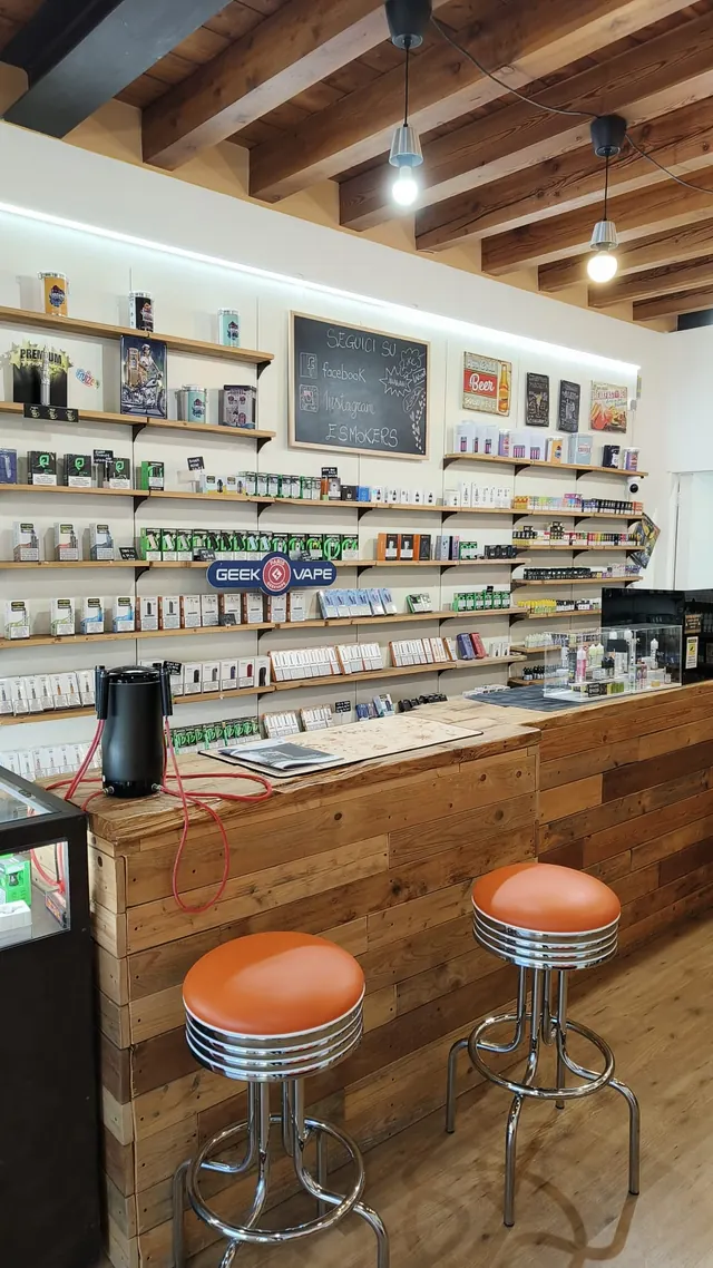 Dettaglio dell’area banco del negozio E-smokers Mirano con arredi in legno - negozio sigarette elettroniche Mirano