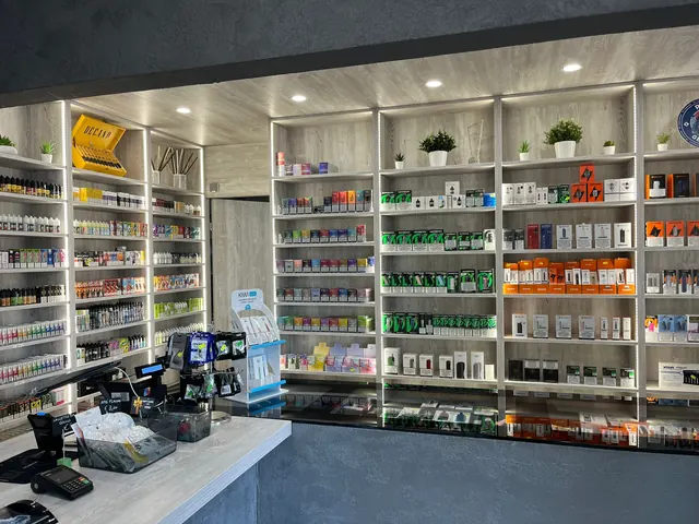 Vista panoramica interna del negozio E-smokers Padova Pontevigodarzere con scaffali e banco - negozio sigarette elettroniche Padova Pontevigodarzere
