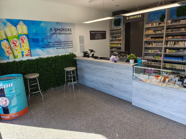Interno principale del negozio E-smokers Padova ZIP con bancone e parete brand luminosa - negozio sigarette elettroniche Padova ZIP
