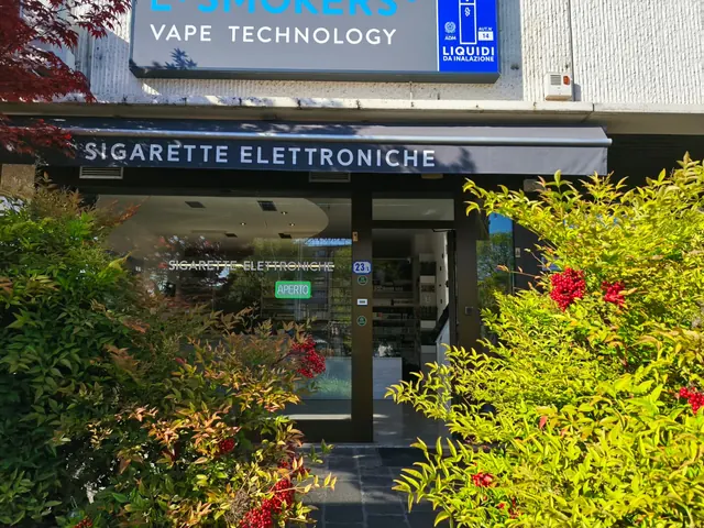 Esterno del negozio E-smokers Padova ZIP con ingresso tra il verde e insegna ben visibile - negozio sigarette elettroniche Padova ZIP